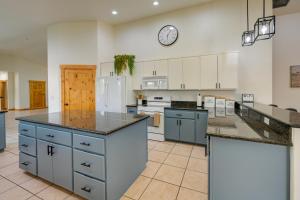 Kennewick Hideaway: Yard, Deck, 2 Living Rooms