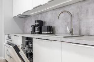 Stylowy Apartament z Balkonem Blisko Plaży by Noclegi Renters