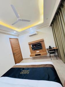 2 BHK Flat with Balcony Fleezio Stays Sec 42 Golf Course Rd