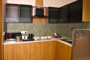 2 BHK Flat with Balcony Fleezio Stays Sec 42 Golf Course Rd