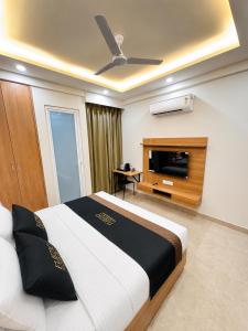 2 BHK Flat with Balcony Fleezio Stays Sec 42 Golf Course Rd