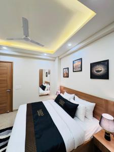 2 BHK Flat with Balcony Fleezio Stays Sec 42 Golf Course Rd