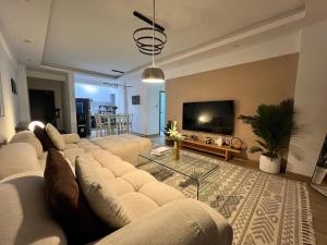2Br Chic apartment scenic view 5min to sarit