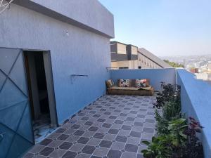 room in a penthouse with its own bathroom غرفة في السطح مع حمام خاص