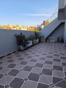 room in a penthouse with its own bathroom غرفة في السطح مع حمام خاص