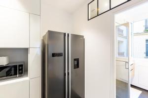 Elegant 2BR - Sleeps 6 - Steps from Arc de Triomphe