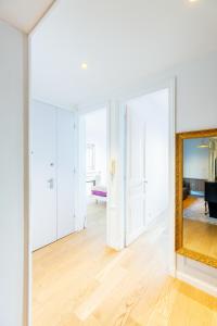 Elegant 2BR - Sleeps 6 - Steps from Arc de Triomphe