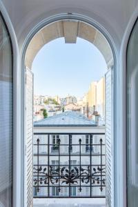 Elegant 2BR - Sleeps 6 - Steps from Arc de Triomphe