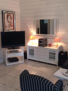 A hidden Paradise - charming chalet with 2,400m2 garden, 5 minutes from the beach