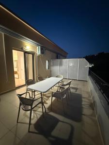 Clints Seaside Retreat - Modern Apartment with Veranda