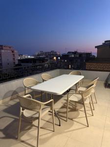 Clints Seaside Retreat - Modern Apartment with Veranda
