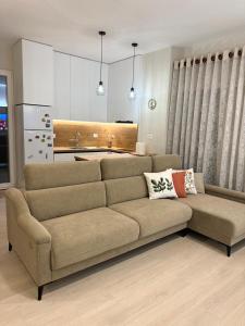 Clints Seaside Retreat - Modern Apartment with Veranda