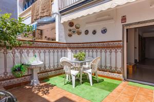 House with Private Solarium, BBQ and Beach