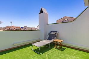 House with Private Solarium, BBQ and Beach