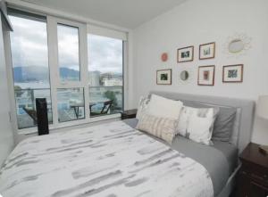 Modern 1BR Condo w Parking Near Downtown