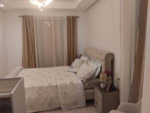 Apprt à louer à zenata de 3 chamb et salon avec une belle terrasse vu sur piscine et balcon vu sur jardin dans une résidence fermée avec piscine