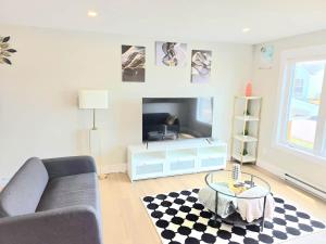 Bright Family Home – 5 min to Moncton Airport.