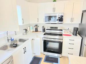Bright Family Home – 5 min to Moncton Airport.
