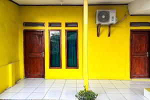 RedDoorz at Penginapan Riansah Ujunggenteng Sukabumi