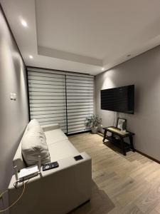 Apartment minutes from La Aurora Airport