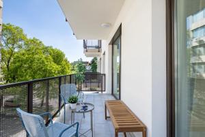 Central - Balcony Stylish - Bright - Comfortable