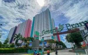 Nice and Fancy Studio at Green Pramuka City Apartment By Travelio