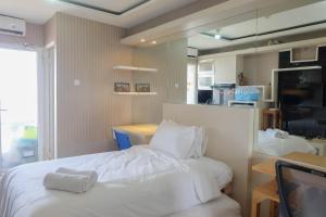 Nice and Fancy Studio at Green Pramuka City Apartment By Travelio