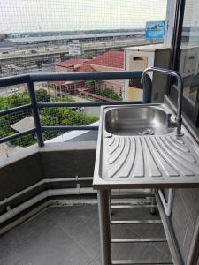 Chao Phraya River Breeze Condo with Tub near MRT