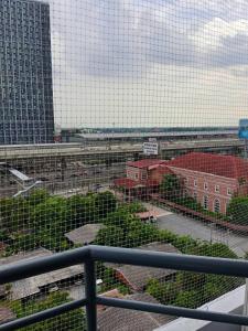 Chao Phraya River Breeze Condo with Tub near MRT