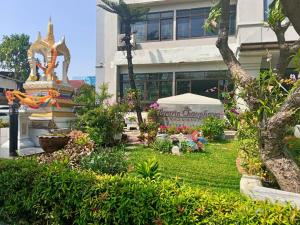 Chao Phraya River Breeze Condo with Tub near MRT