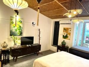 Hidden Paradise with 2 bedrooms, Free Washer, 10 minutes Walking to Hanoi Old Quarter