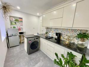 Hidden Paradise with 2 bedrooms, Free Washer, 10 minutes Walking to Hanoi Old Quarter