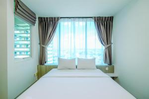 Fully Furnished with Comfy Design Studio Grand Kamala Lagoon Apartment By Travelio