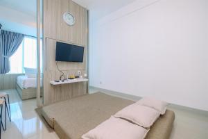 Fully Furnished with Comfy Design Studio Grand Kamala Lagoon Apartment By Travelio