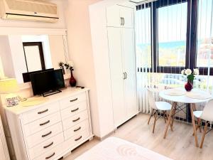 Beachfront Studio Apartment Marina Dinevi