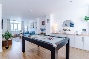 Pool Table, 4BR, 4Bath, Free Parking