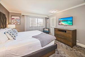 Ocean-Beach Vacation Condo at Waikiki Beach Tower wAmazing Hotel Amenities