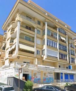 Clints Seaside Retreat - Modern Apartment with Veranda