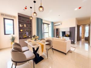 Versailles Square Apartment by Homii