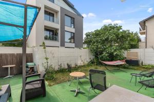 Group-Friendly Apartment with Garden & BBQ
