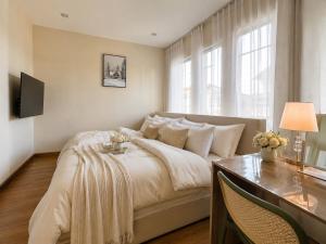8 Bedroom Bangkok Family Home Sleeps 20 Near Safari World