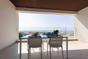 Colourful flat overlooking the sea