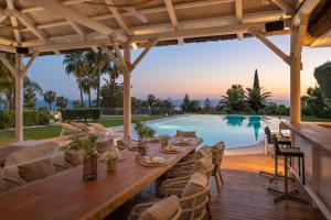 Exceptional Villa in Las Chapas with breathtaking panoramic views!