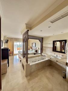 Apartment with large terrace, spa bath & magical views