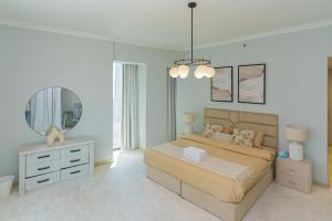 Aviora Private Room in 2 or 3BR Home Facing Burj Khalifa near Metro