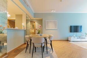 Aviora Private Room in 2 or 3BR Home Facing Burj Khalifa near Metro