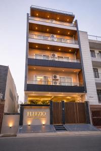 2 BHK Flat with Balcony Fleezio Stays Sec 42 Golf Course Rd
