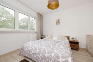 Spacious Air-Conditioned Apartment with Workspace by Noclegi Renters