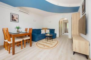 Spacious Air-Conditioned Apartment with Workspace by Noclegi Renters