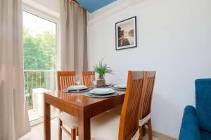 Spacious Air-Conditioned Apartment with Workspace by Noclegi Renters